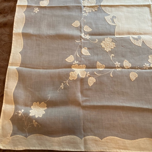 Vintage Very Fine Linen Tablecloth & Napkins - Picture 3 of 8